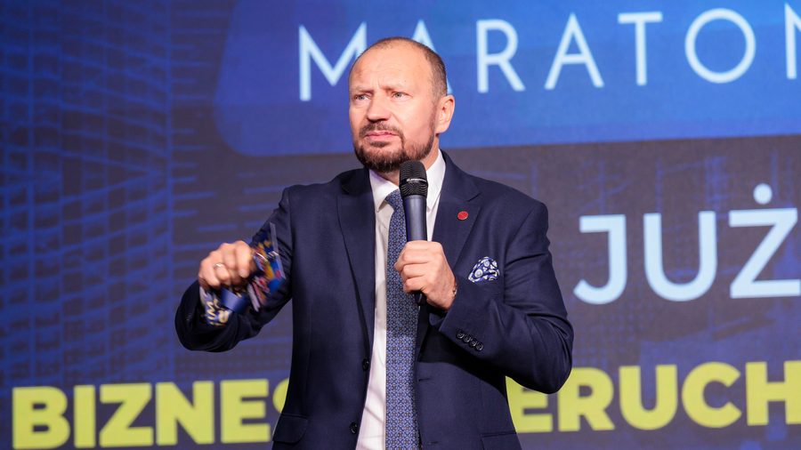 Wojciech Orzechowski na scenie konferencji Maraton