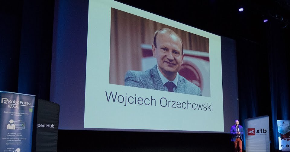 Wojciech Orzechowski na scenie konferencji Expo FxCuffs w Krakowie